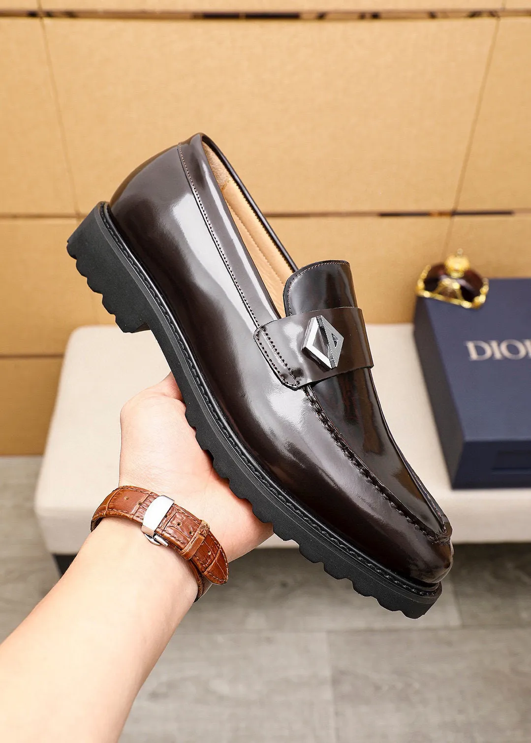 Men's shoes 💰460 💐 Product trademark: Dior "Dior" casual leather shoes Regular size: 39-44 (38.45🉑️customized) Product materials: Selected Italian imported first-layer open-edge beaded cowhide upper + classic hardware buckle, imported water-dyed cowhide lining. Strong three-dimensional visual effect, foam outsole Color: 2⃣️colors available
